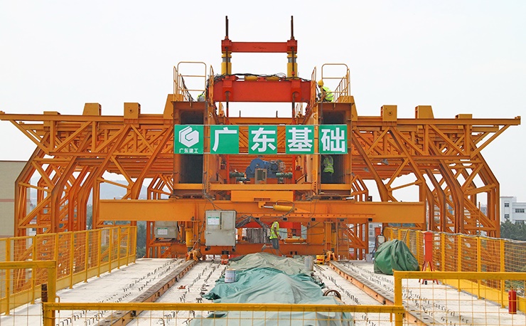 自主研发应用于广州地铁十四号线钟落潭站的挂篮